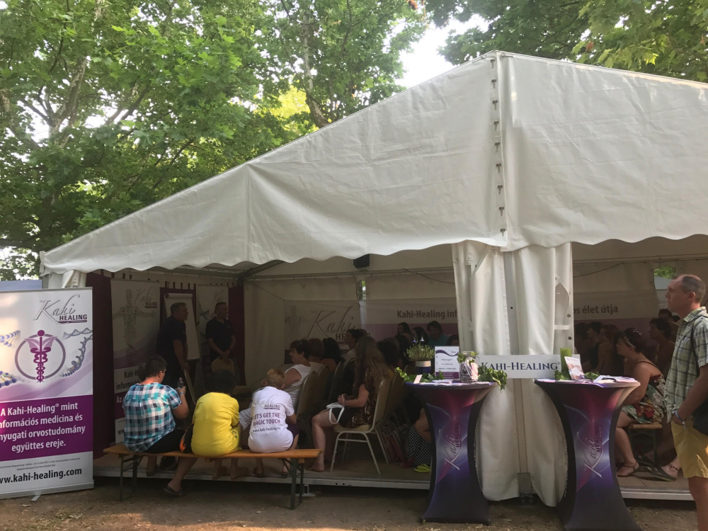 Előadás_a_Kahi-Healing_sátorban.jpg